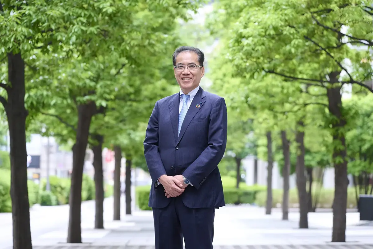 NTT都市開発株式会社　代表取締役社長　池田康が笑顔で立っている様子を映した写真