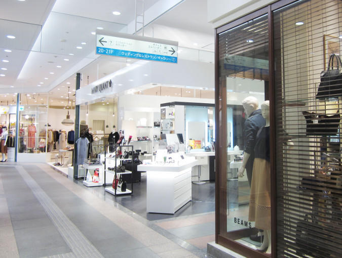 トレンド発信型の店舗を有する商業ゾーンを写した画像